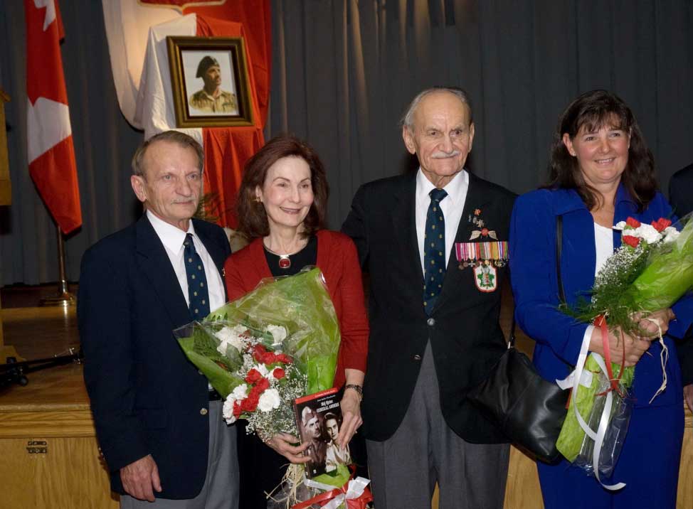 Wnuczki Generała, panie Ewa i Barbara Anders, wraz z kol. J. Kulczyckim i Z. Pierścianowskim